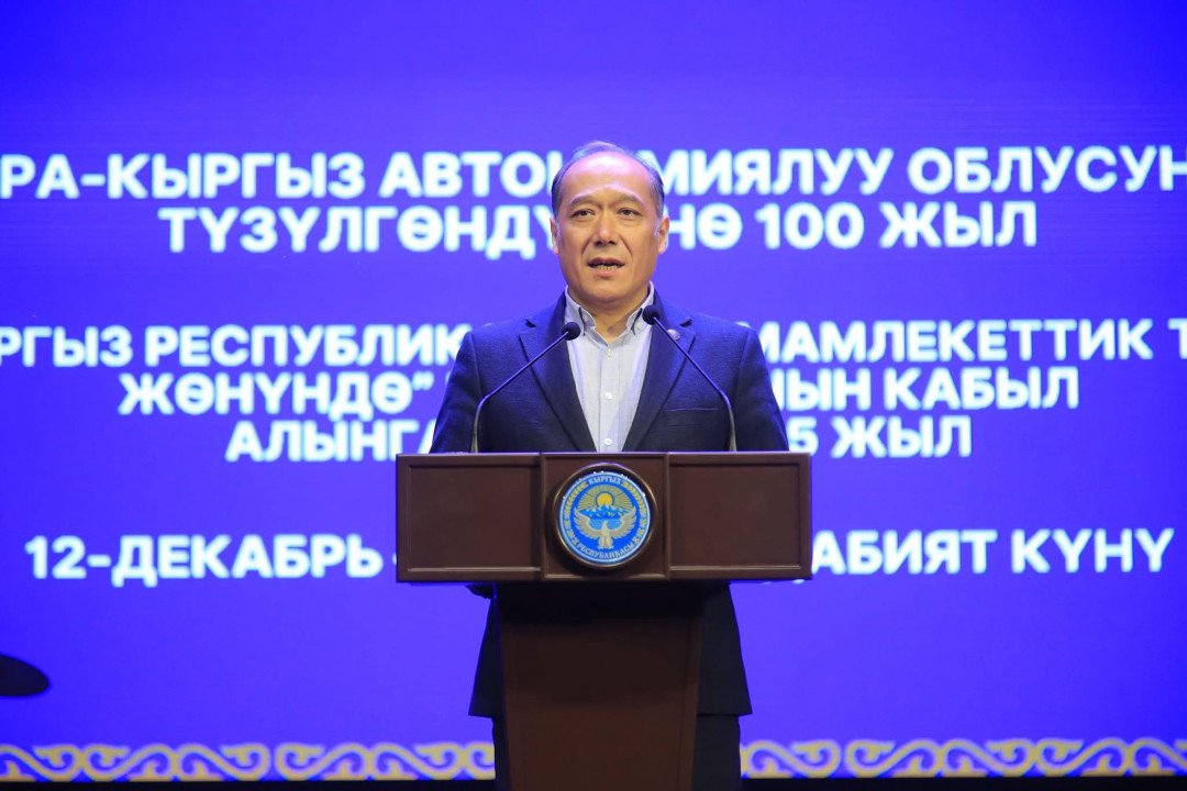 Мамлекеттик тил комиссиясынын төрагасы Мелис Мураталиев “Кыргыз таануу” сабагын өттү