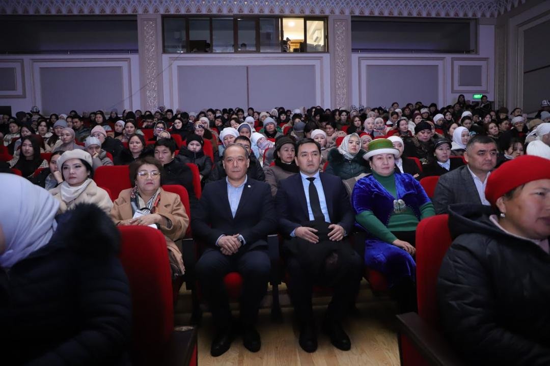 Мамлекеттик тил комиссиясынын төрагасы Мелис Мураталиев “Кыргыз таануу” сабагын өттү