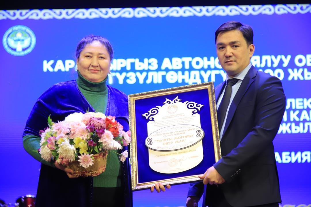 Мамлекеттик тил комиссиясынын төрагасы Мелис Мураталиев “Кыргыз таануу” сабагын өттү