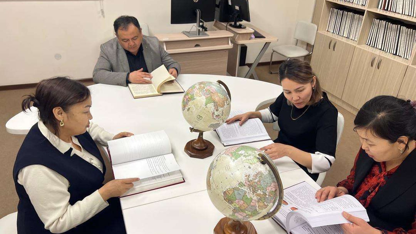 ОшМУнун PhD докторанттары илимий-стажировкага кетишти