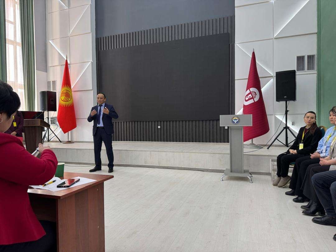 Аспиранттарга "Кыргыз үй бүлөөсүнүн баалуулуктарын сактоо, тарбия жана билим берүү менен глобалдаштыруу" аталышында тегерек стол өткөрүлдү