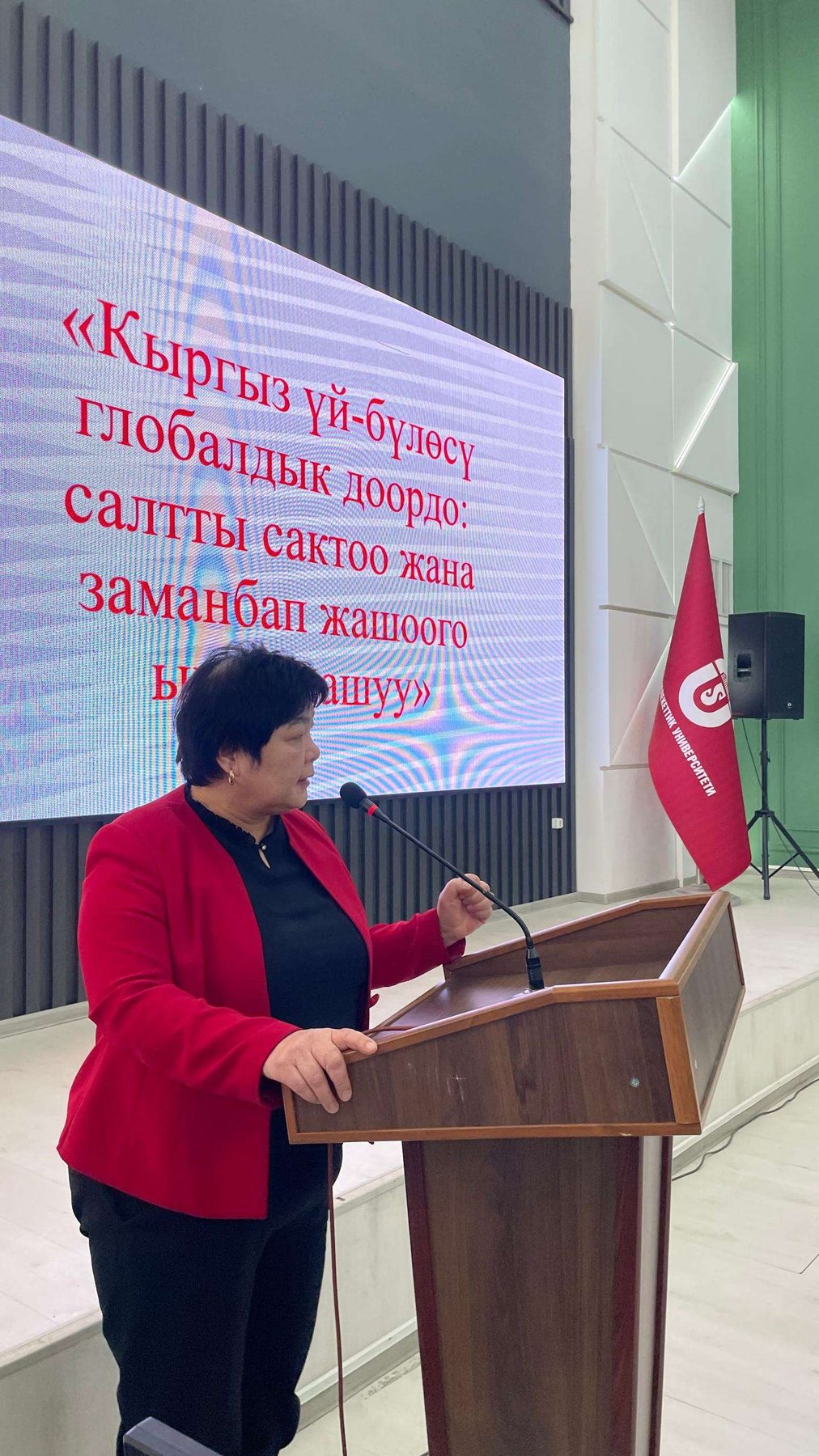 Аспиранттарга "Кыргыз үй бүлөөсүнүн баалуулуктарын сактоо, тарбия жана билим берүү менен глобалдаштыруу" аталышында тегерек стол өткөрүлдү