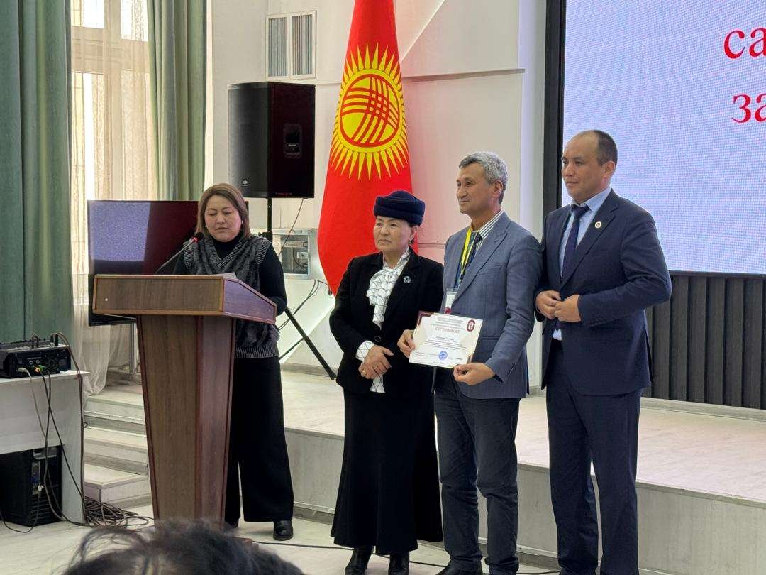 Аспиранттарга "Кыргыз үй бүлөөсүнүн баалуулуктарын сактоо, тарбия жана билим берүү менен глобалдаштыруу" аталышында тегерек стол өткөрүлдү