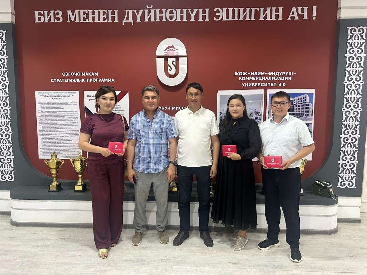 Ош мамлекеттик университети PhD докторантуранын биринчи бүтүрүүчүлөрүнө дипломдорду тапшырды